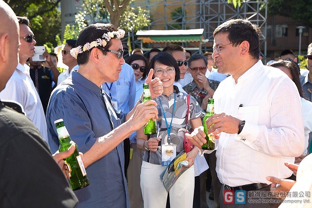 活動公關-2014亞太文化日-馬總統於印度攤位試喝啤酒