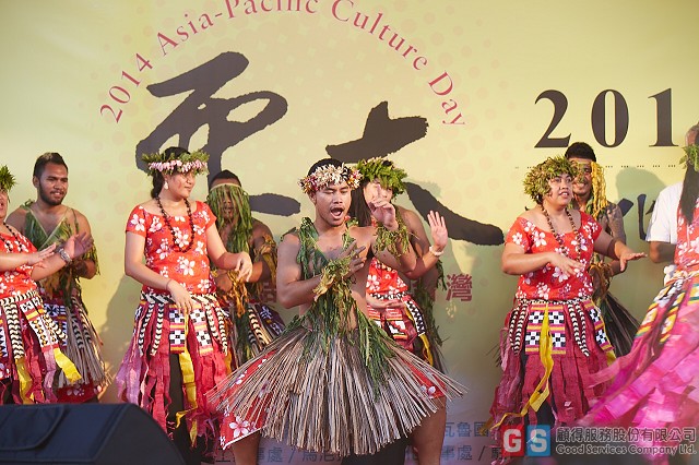 活動公關-2014亞太文化日-為展現亞太文化的多元面貌及其兼容並蓄特性，特精心安排知名表演團體於現場演出