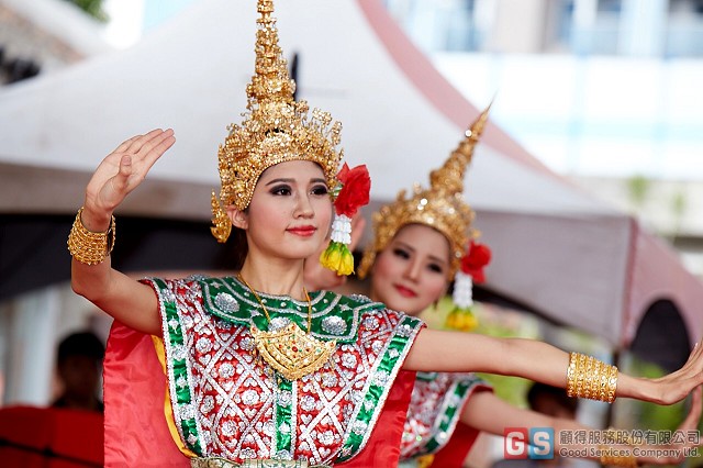 活動公關-2014亞太文化日-泰國舞者以宮女裝扮呈現優雅舞姿，隨著音樂伴奏起舞，帶來歡欣的氣氛及祝福