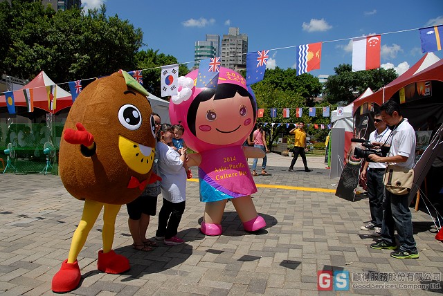 活動公關-2014亞太文化日-亞太寶寶和奇異果寶寶吸引民眾爭相合影